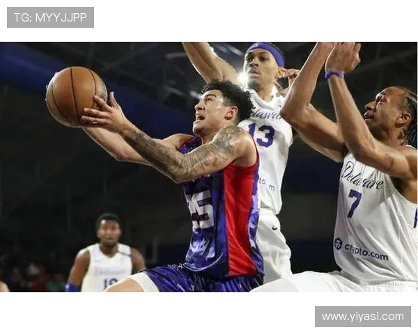 卡特布莱恩特出战20分钟投篮未果仅得2分表现平平但贡献5篮板1抢断